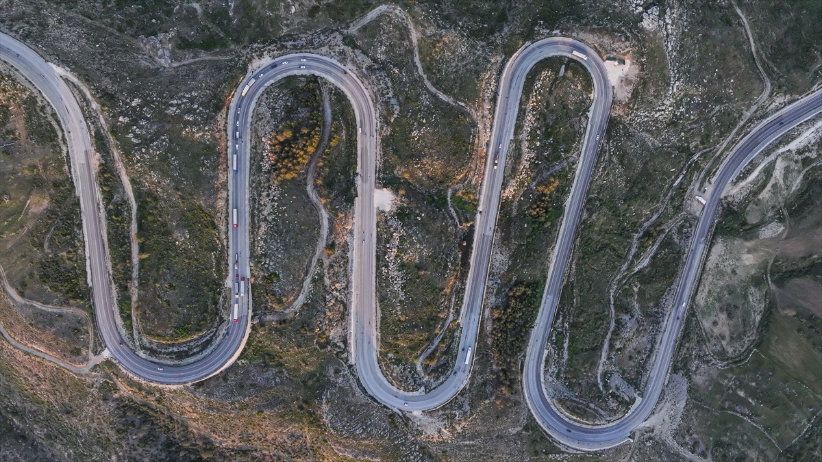 Akdeniz'i İç Anadolu'ya bağlayan Demirkapı Tüneli güzergahındaki kıvrımlı yol dronla...
