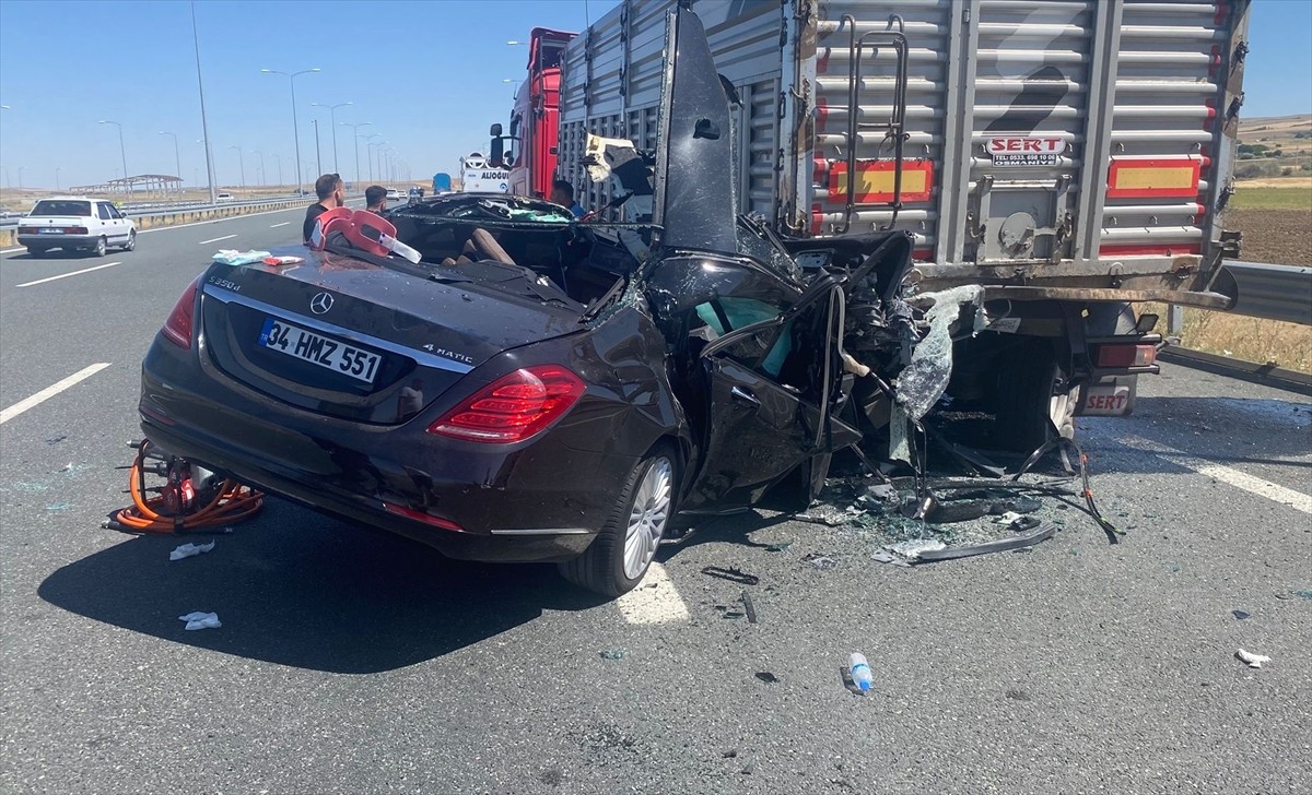 Aksaray'da park halindeki tıra arkadan çarpan otomobildeki 2 kişi hayatını kaybetti, 1 kişi...