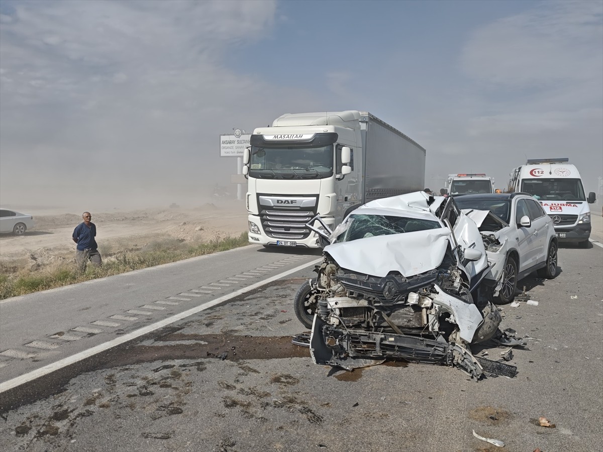Aksaray'ın Sultanhanı ilçesinde 5 aracın karıştığı zincirleme trafik kazasında 11 kişi...