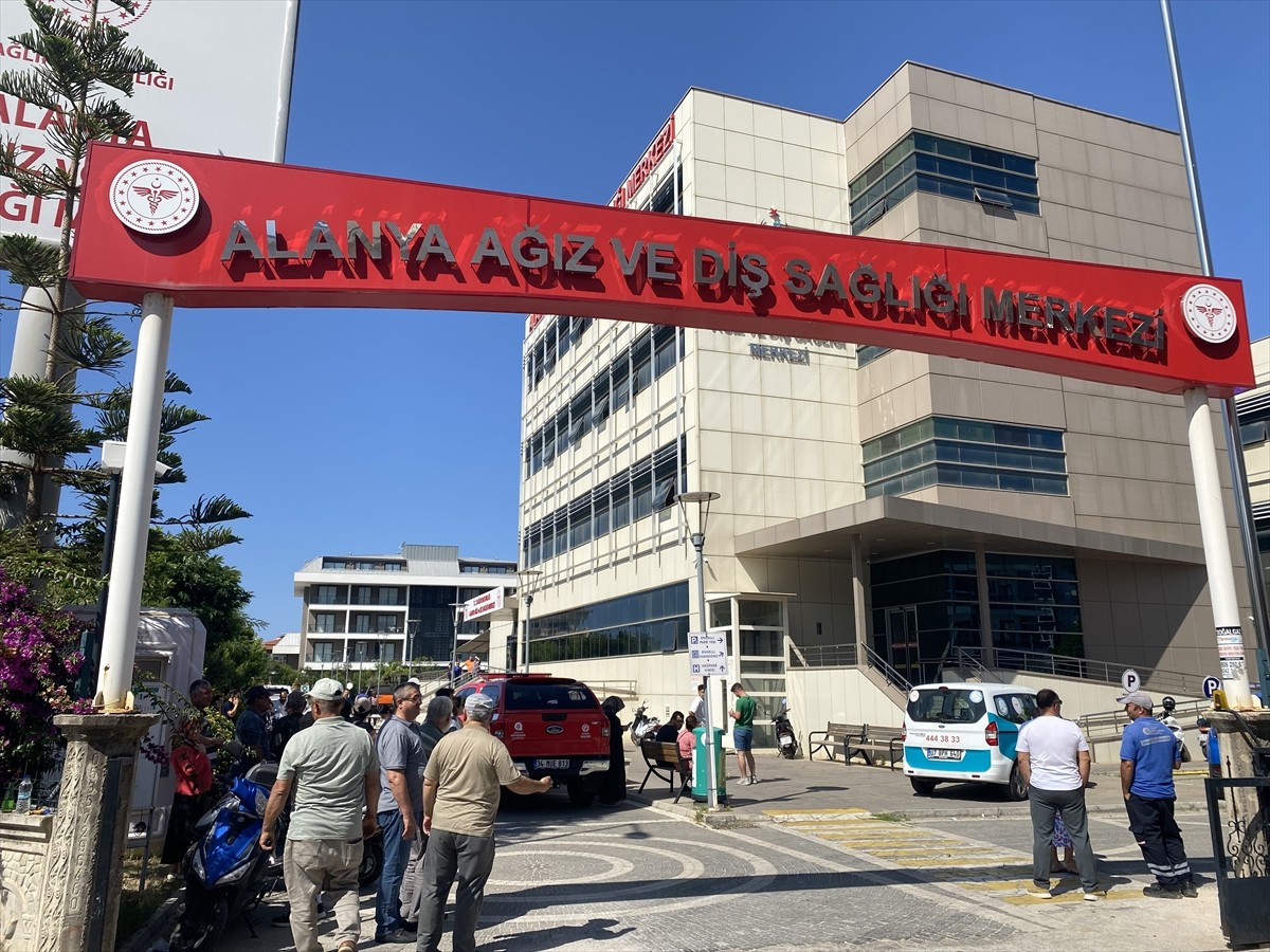 Alanya Ağız ve Diş Sağlığı Merkezi'nde çıkan yangın, itfaiye ekiplerince söndürüldü. İhbar üzerine...