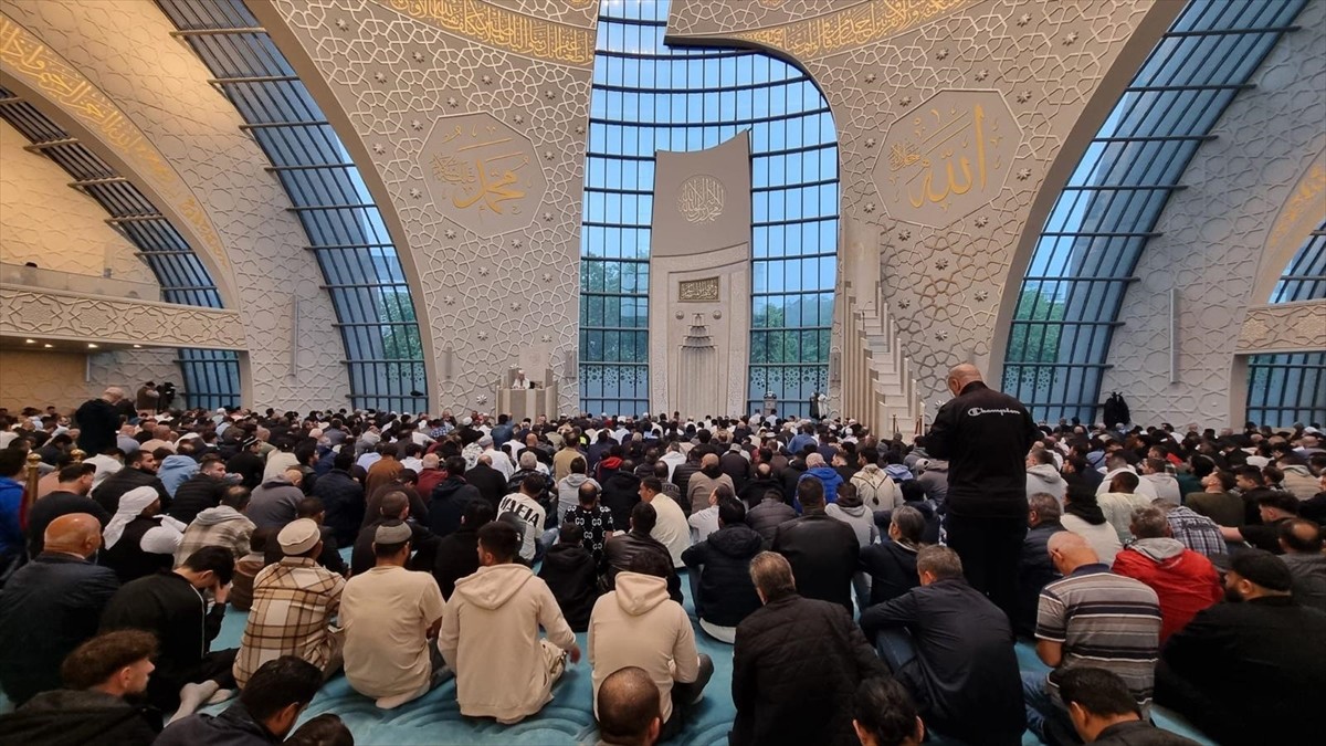 Almanya'nın Köln şehrinde Kurban Bayramı dolayısıyla Köln Merkez Camisi'ne gelenler bayram namazı...