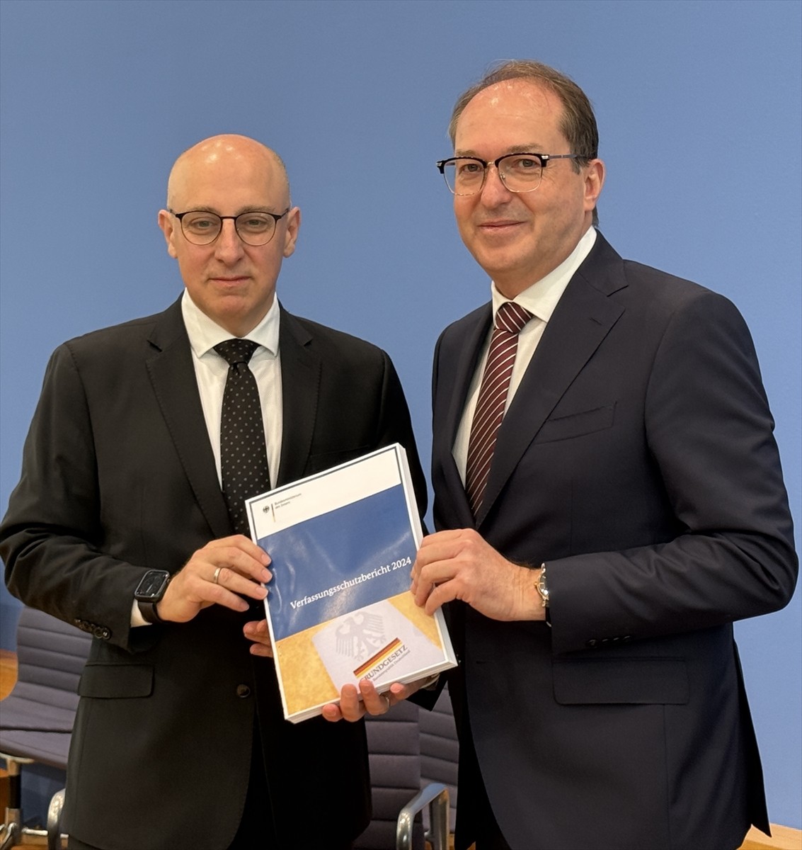 Almanya İçişleri Bakanı Alexander Dobrindt, başkent Berlin’de düzenlenlenen basın toplantısında...