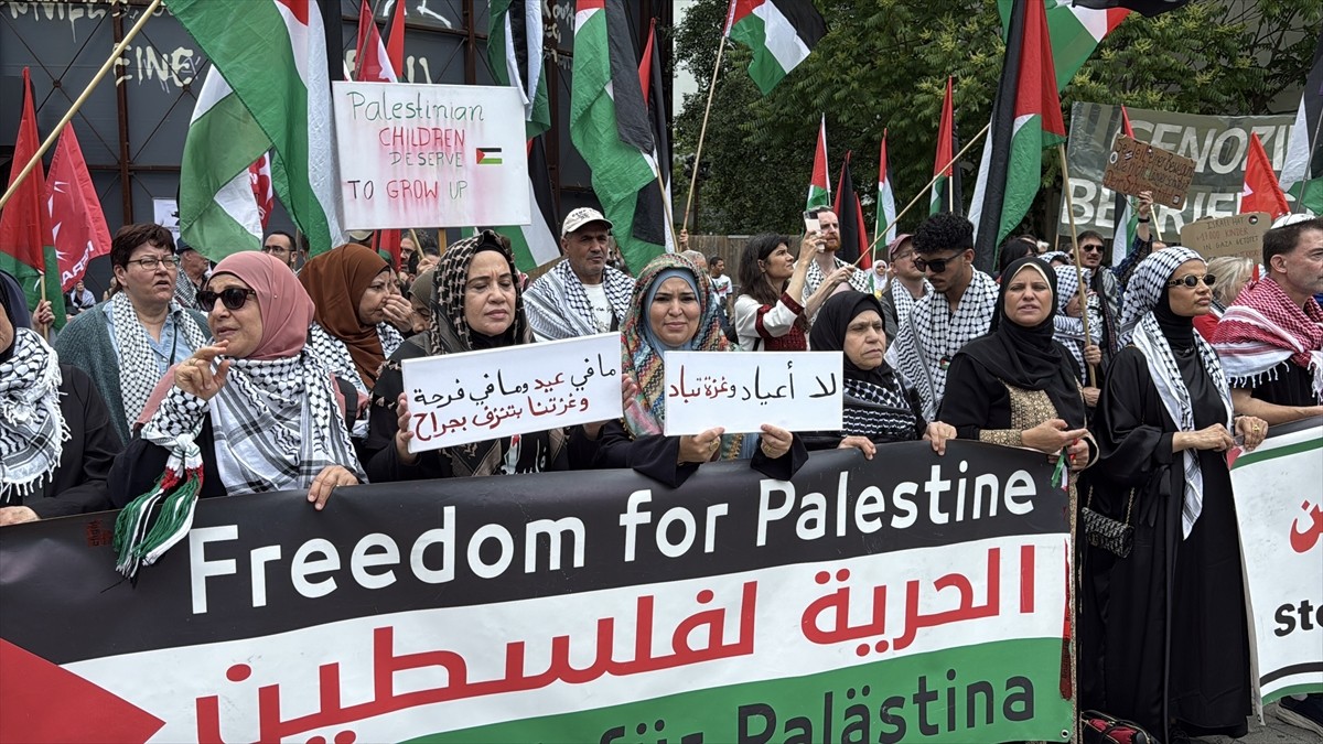 Almanya’nın başkenti Berlin’de, Filistin’e destek amacıyla iki gösteri gerçekleştirildi.