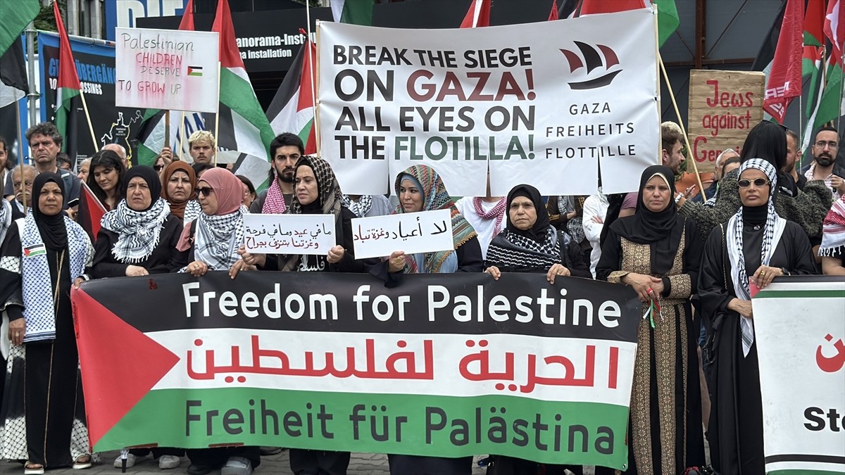 Almanya’nın başkenti Berlin’de, Filistin’e destek amacıyla iki gösteri gerçekleştirildi.