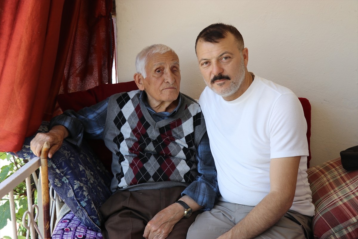 Amasya'da mahalle muhtarı, Kurban Bayramı dolayısıyla yaşlı ve tıraş olamayacak mahalle...