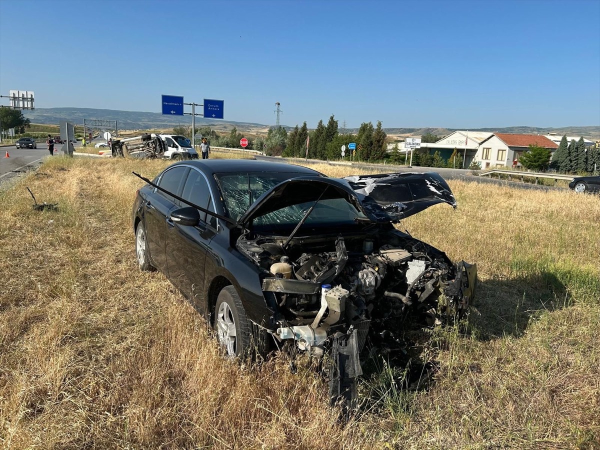 Amasya'nın Merzifon ilçesinde hafif ticari araç ile otomobilin çarpışması sonucu 7 kişi...