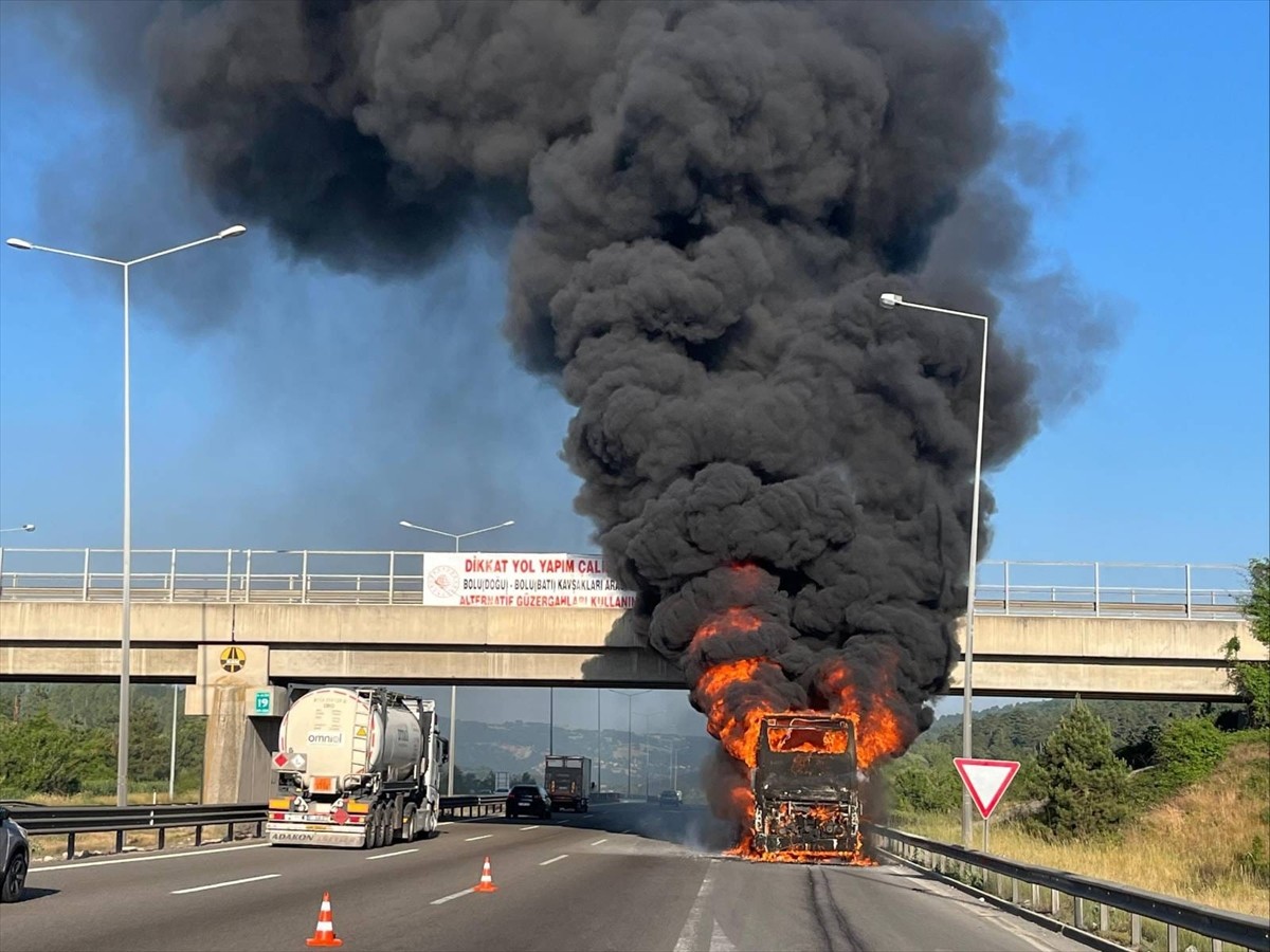 Anadolu Otoyolu'nun Bolu kesiminde seyir halindeki yolcu otobüsünde çıkan yangın itfaiye...