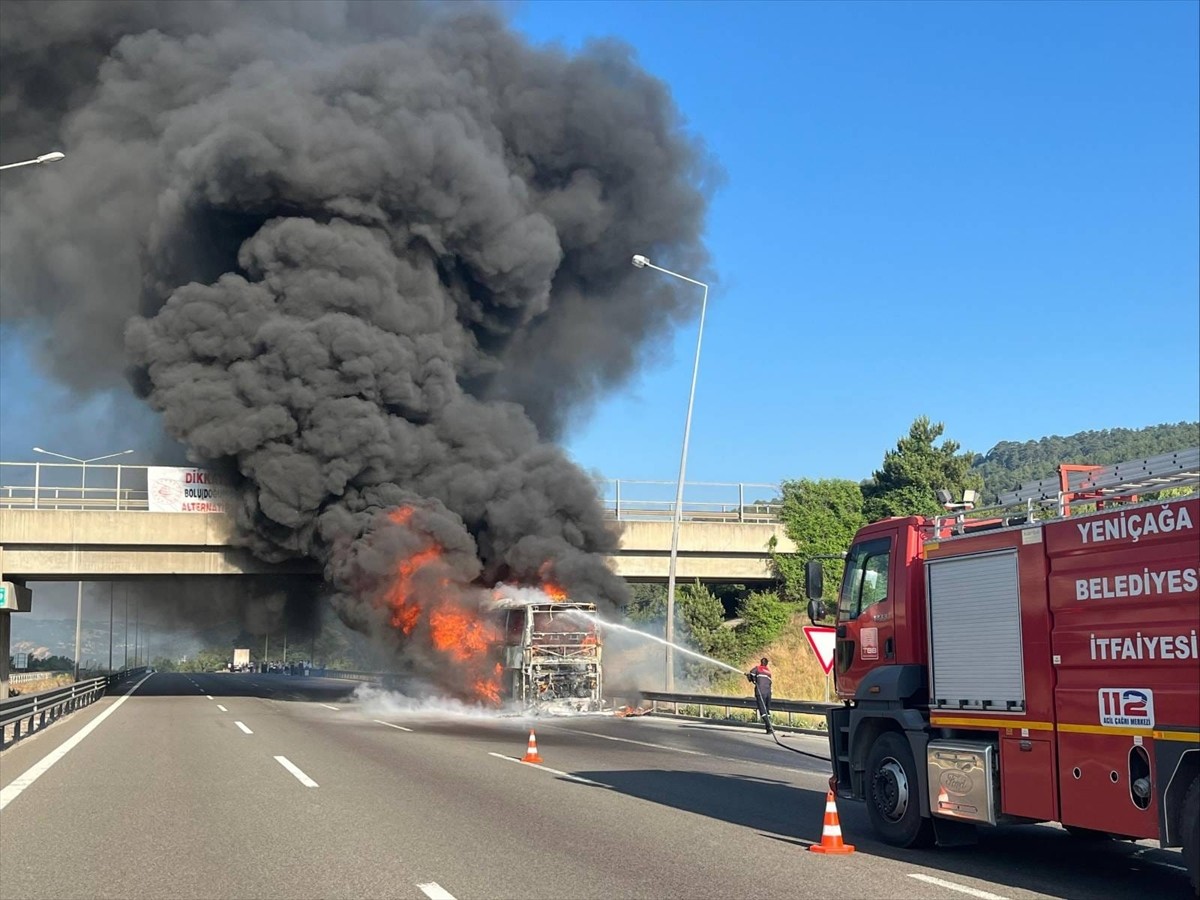 Anadolu Otoyolu'nun Bolu kesiminde seyir halindeki yolcu otobüsünde çıkan yangın itfaiye...
