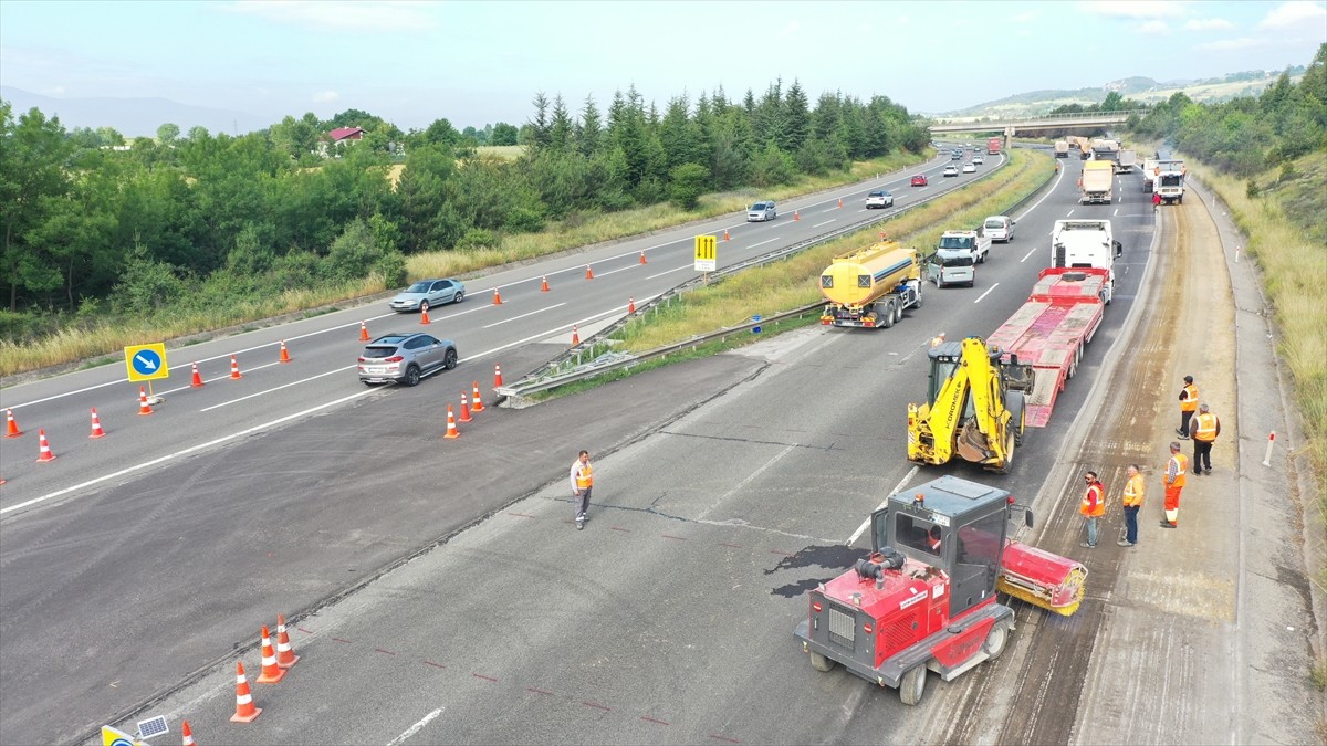 Anadolu Otoyolu Bolu kesimi İstanbul istikametinde doğu-batı kavşakları arasında üstyapı onarım...