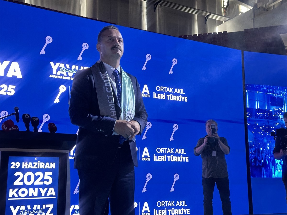 Anahtar Parti (A Parti) Genel Başkanı Yavuz Ağıralioğlu, Konya'da vatandaşlarla bir araya...