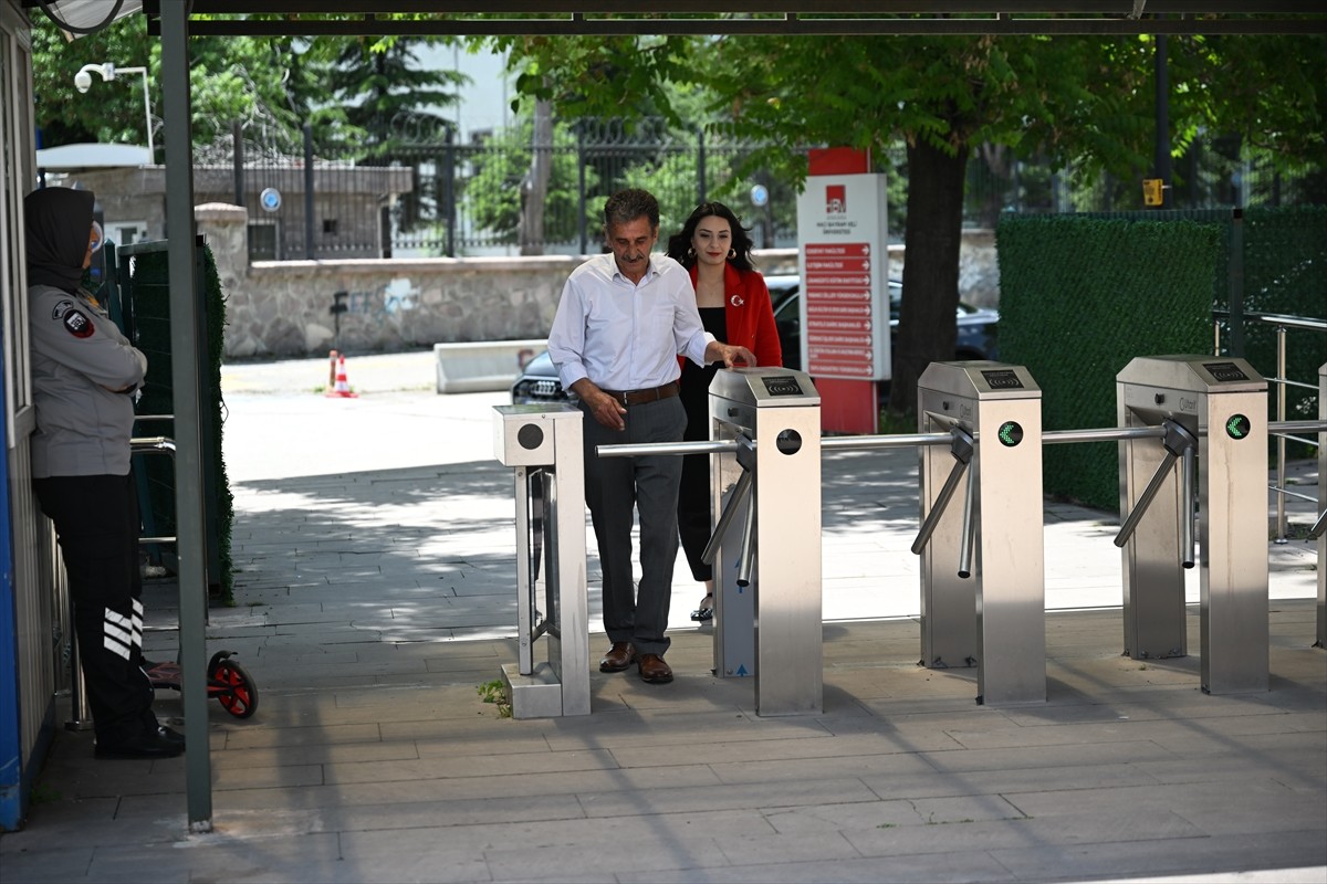 Ankara'da avukatlık yapan Azra Doğan (sağda), 1976'da üniversite eğitimini yarıda bırakan 69...