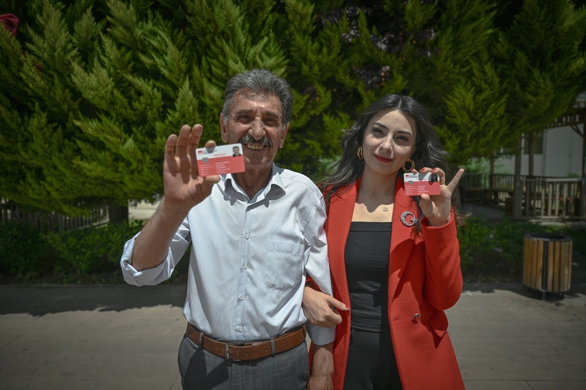 Ankara'da avukatlık yapan Azra Doğan (sağda), 1976'da üniversite eğitimini yarıda bırakan 69...