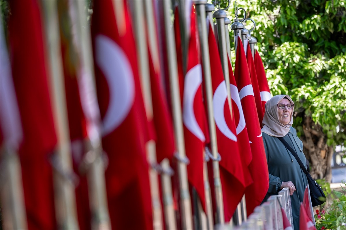 Ankara'da Kurban Bayramı arifesinde şehitliklerde ziyaretçi yoğunluğu yaşandı. Sabahın erken...