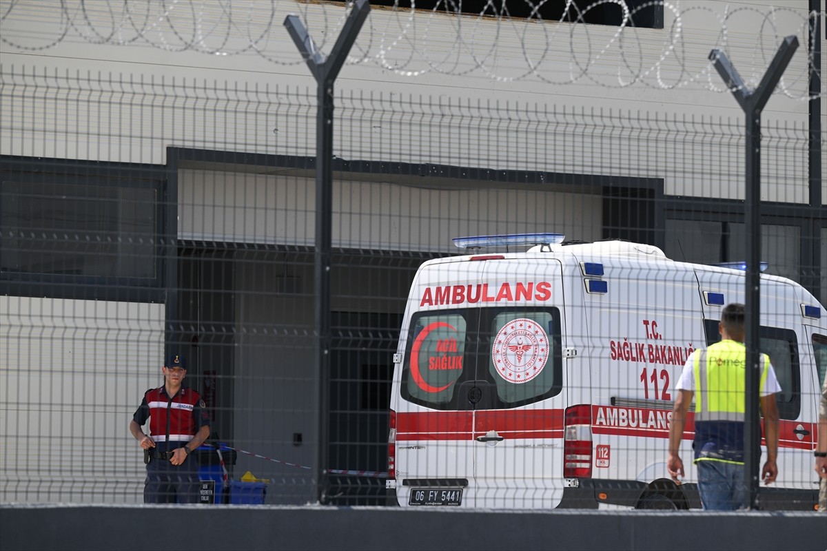 Ankara'da lityum pil üretilen bir fabrikada meydana gelen gaz sızıntısı sonucu 2 işçi öldü, 3 işçi...
