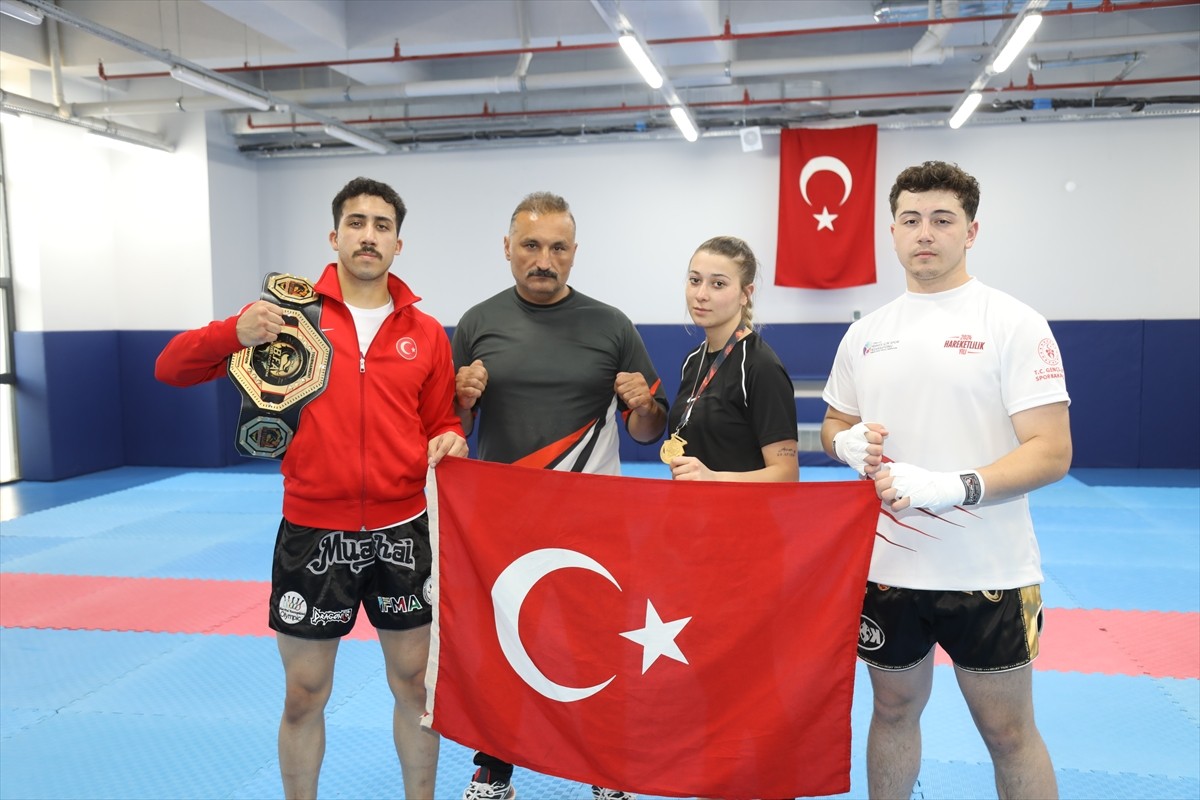 Ankara'nın Çubuk ilçesinde sporcular, Savate Combat Dünya Şampiyonası'na hazırlanıyor. Antrenör...