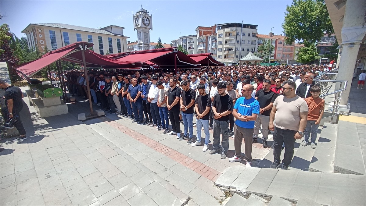 Ankara'nın Polatlı ilçesinde bir fabrikada sızan gazdan etkilenerek hayatını kaybeden 2 işçinin...