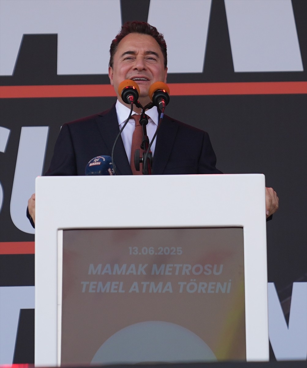 Ankara Büyükşehir Belediye Başkanı Mansur Yavaş, Mamak Metrosu olarak da bilinen Dikimevi–Natoyolu...