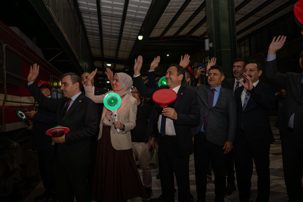 Ankara ile Zonguldak arasında işletilecek Turistik Karaelmas Ekspresi ilk seferini gerçekleştirmek...