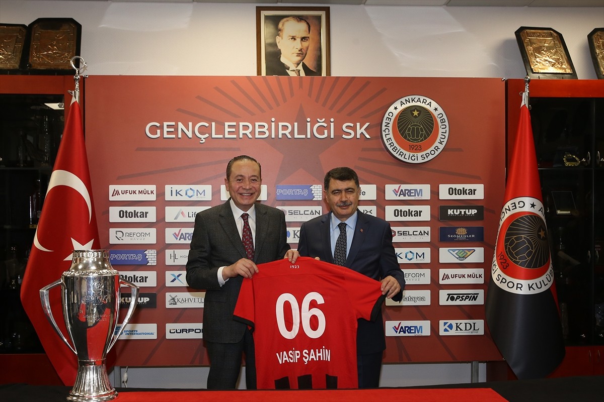 Ankara Valisi Vasip Şahin (sağda), Süper Lig'e yükselen Gençlerbirliği'ni tebrik etmek amacıyla...