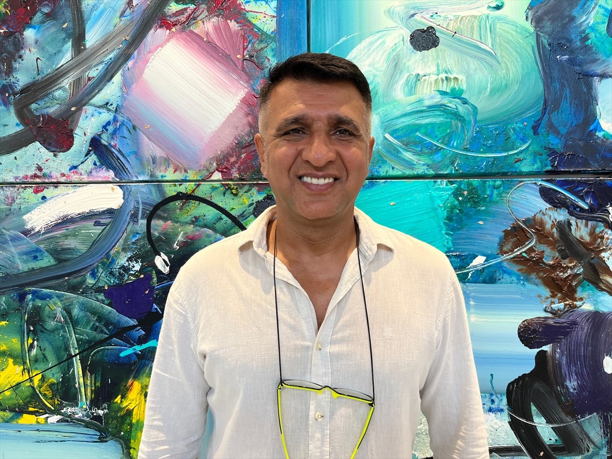 Antalya'da Azerbaycanlı ressam Prof. Dr. Orhan Cebrailoğlu'nun (fotoğrafta) eserleri "Velhasıl"...