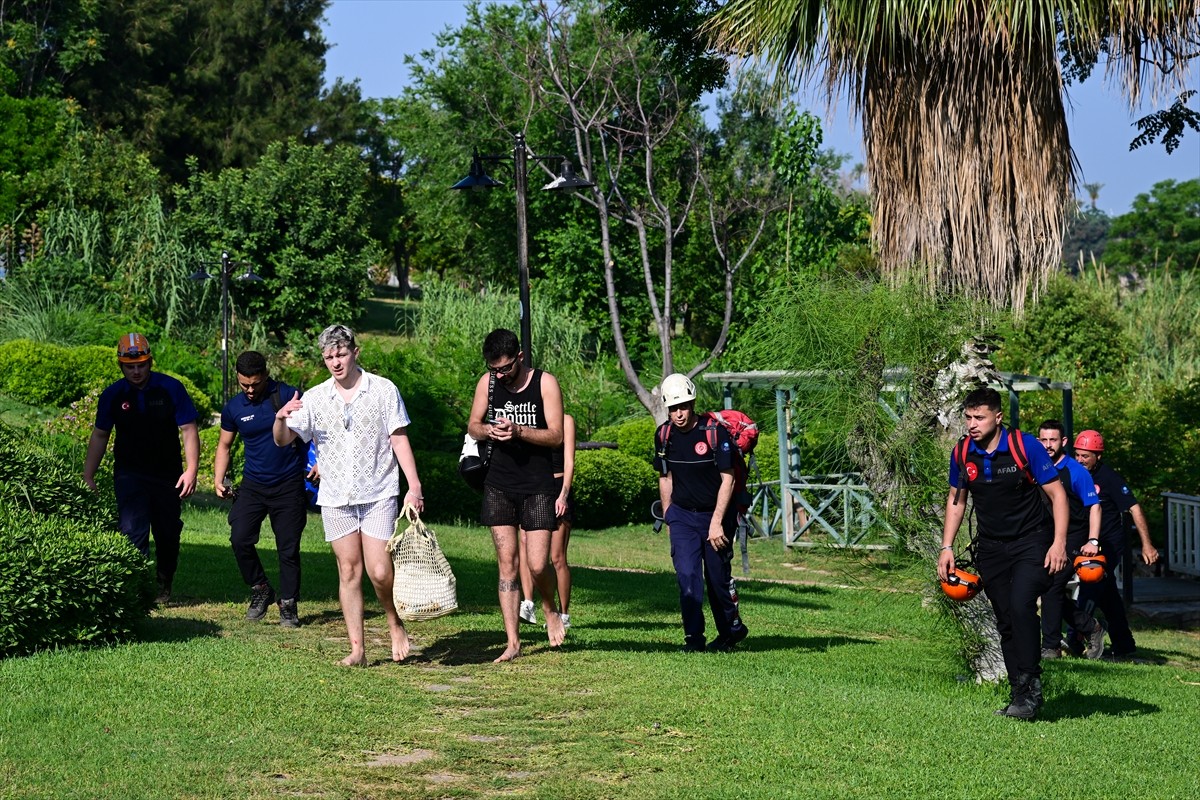 Antalya'da falezlerde mahsur kalan 3 Arnavut turist kurtarıldı. Ekiplerin çalışmasıyla kurtarılan...