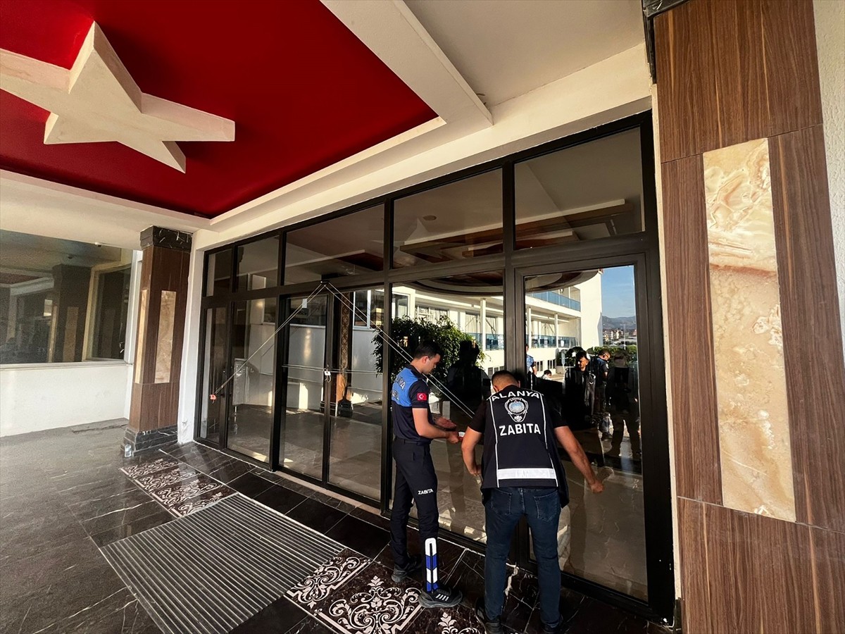 Antalya'nın Alanya ilçesinde ruhsatsız çalıştırıldığı belirtilen otelin 112. kez mühürlendiği...