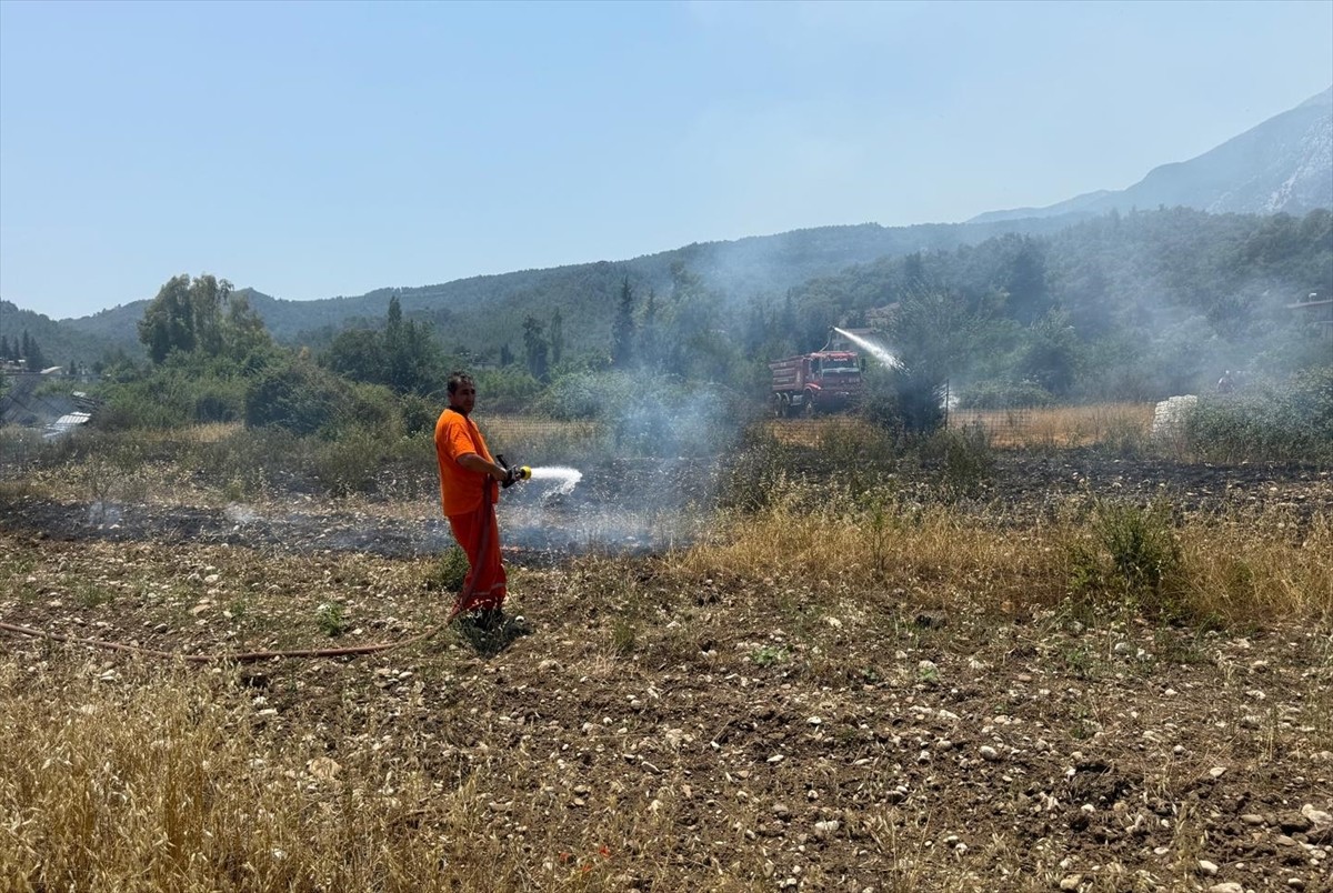 Antalya'nın Kemer ilçesinde evlerin arasındaki çalılık alanda çıkan yangın söndürüldü. 