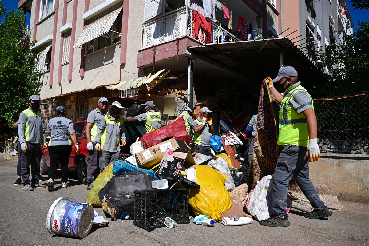 Antalya'nın Kepez ilçesinde atık biriktirildiği belirlenen 6 katlı bir binadan yaklaşık 20 kamyon...