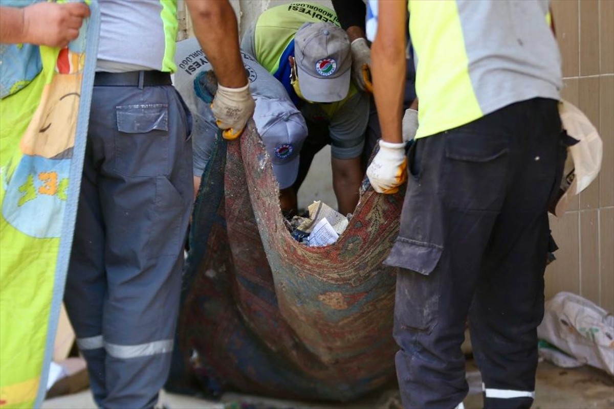 Antalya'nın Kepez ilçesinde temizlenen iki evden 8 kamyon çöp çıktı.