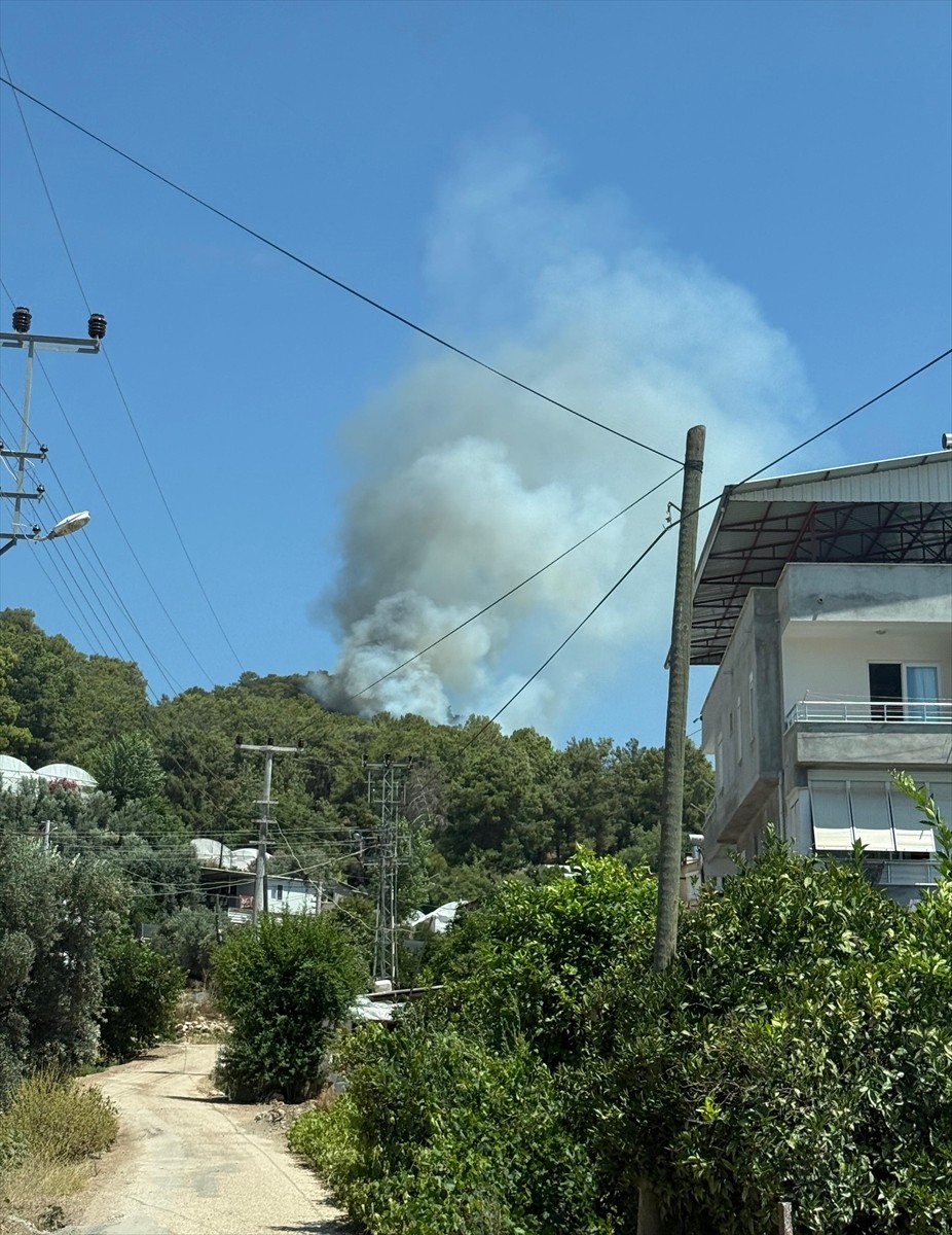 Antalya'nın Kumluca ilçesinde çıkan orman yangını, havadan ve karadan müdahaleyle kontrol altına...
