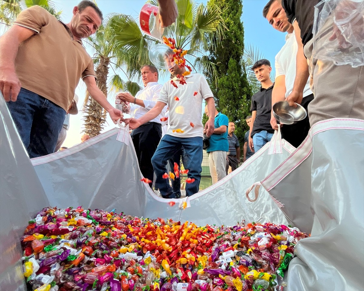 Antalya'nın Kumluca ilçesinde yıllardır devam eden çocuklara şeker dağıtma geleneği, Kurban...