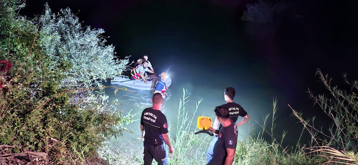 Antalya'nın Manavgat ilçesindeki Manavgat Şelalesi yakınlarında su seviyesinin aniden...