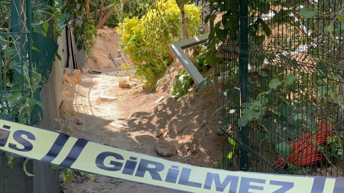 Antalya'nın Muratpaşa ilçesinde izolasyon çalışması yaparken çöken balkonun altında kalan yabancı...