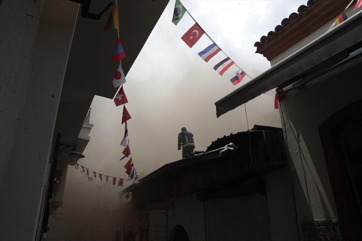 Antalya'nın Muratpaşa ilçesindeki tarihi Kaleiçi'ndeki bir otelde başlayan ve yanındaki işletmeye...