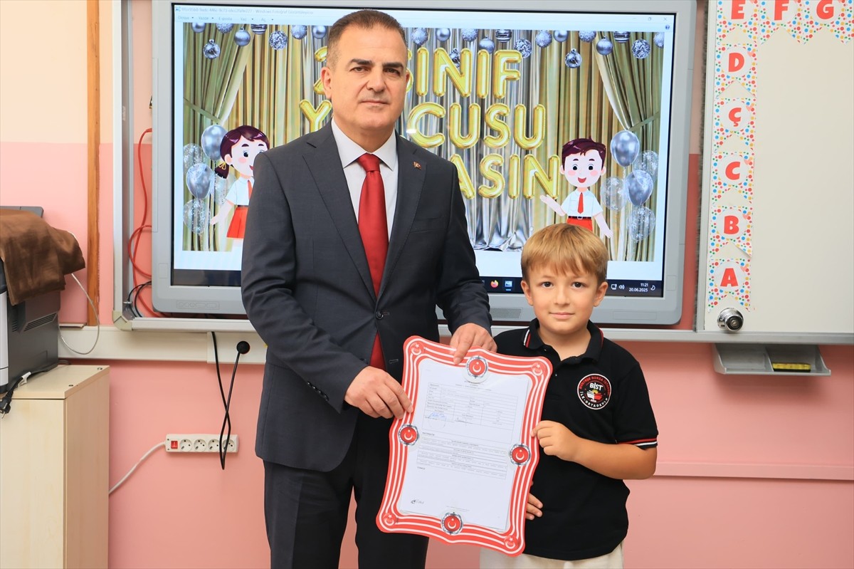 Antalya, Muğla, Isparta ve Burdur'da öğrenciler, okullarda düzenlenen karne töreni sonrası yaz...