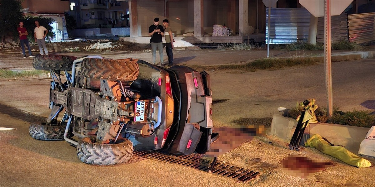 Antalya’nın Manavgat ilçesinde, arazi aracı ATV'nin devrilmesi sonucu 2 kişi yaralandı.