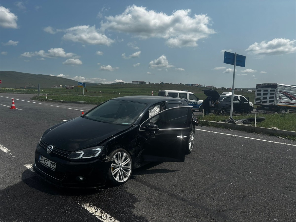 Ardahan'da iki otomobilin çarpışması sonucu 4 kişi yaralandı. İhbar üzerine kaza yerine sağlık...