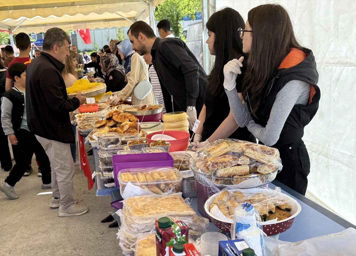 Ardahan'da İl Milli Eğitim Müdürlüğü organizesinde öğrenciler, İsrail'in saldırıları altındaki...