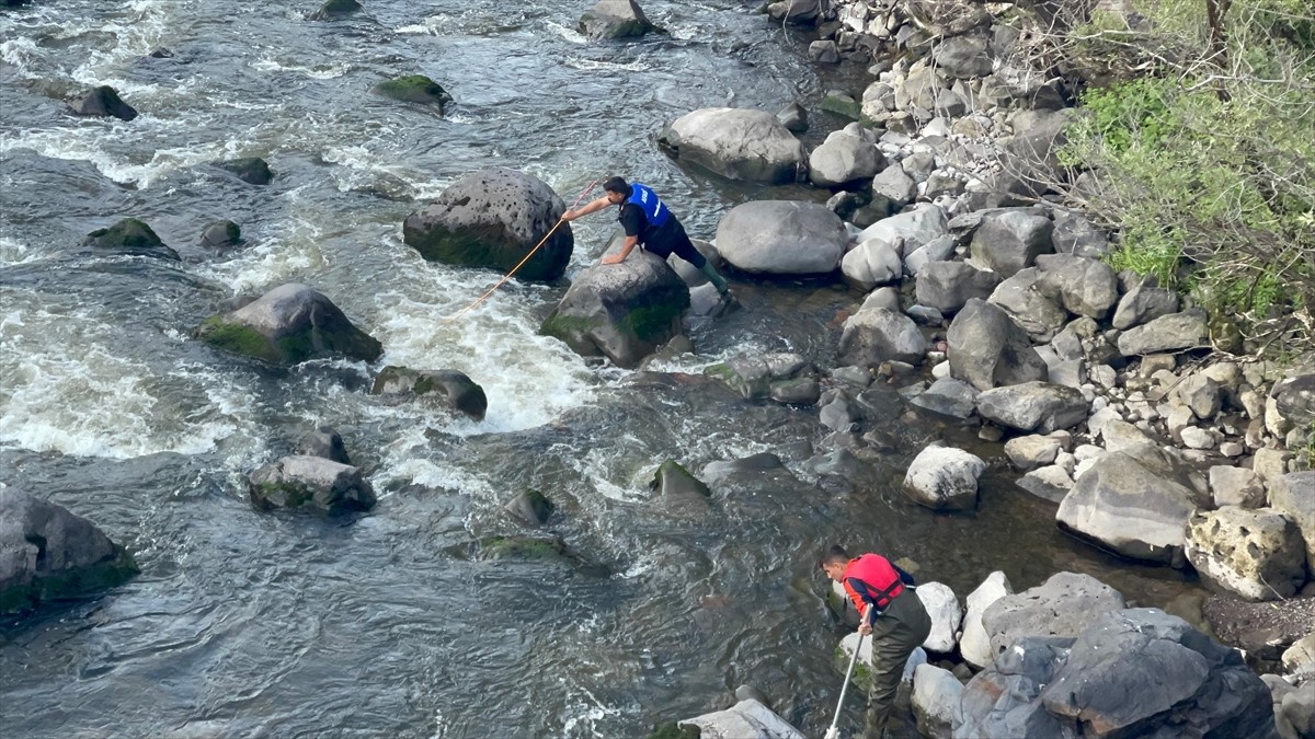 Ardahan'ın Çıldır ilçesinde Kura Nehri'ne giren 2 kişi boğularak öldü. Alanda arama çalışmaları...