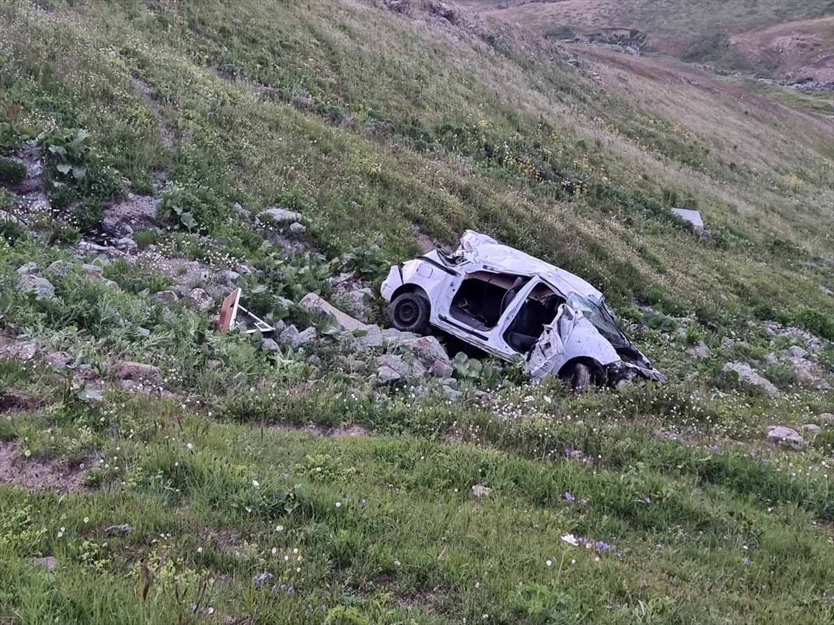 Ardahan'ın Göle ilçesinde uçuruma yuvarlanan otomobildeki 2 kişi yaralandı.