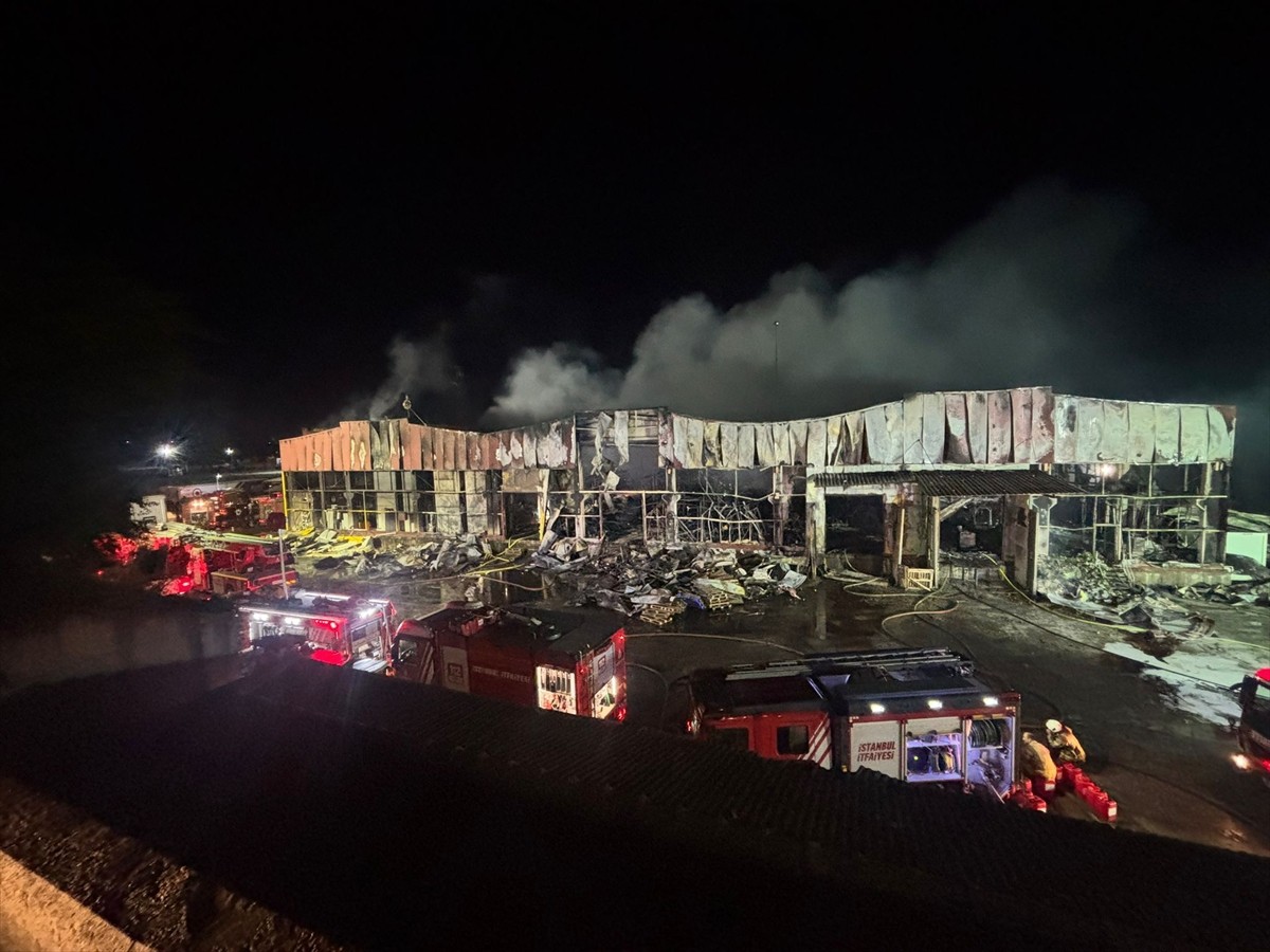 Arnavutköy'de lojistik deposunda çıkan yangın itfaiye ekiplerinin müdahalesiyle söndürüldü.