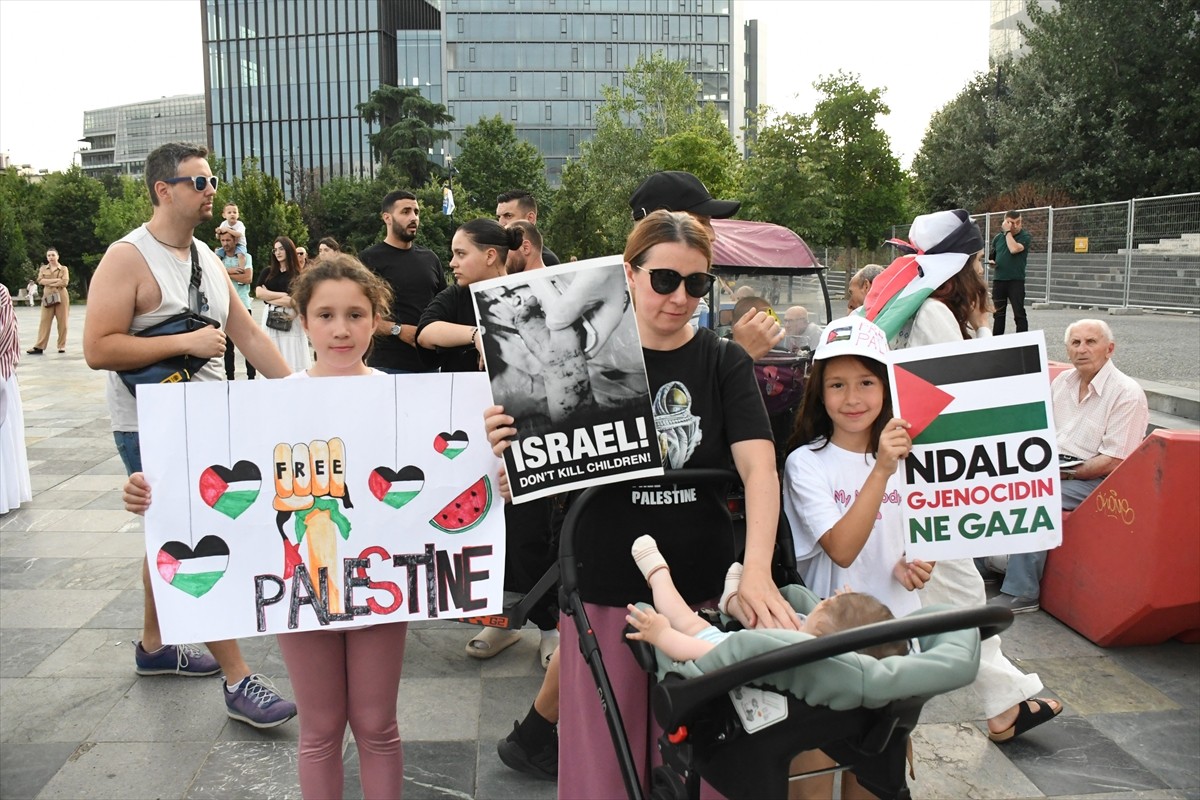 Arnavutluk'un başkenti Tiran'da Filistin’e destek gösterisi ve yürüyüşü düzenlendi. Göstericiler...