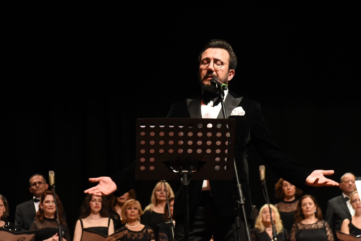 Artvin'de "İstanbul'dan Artvin'e Sesler ve Renkler Konseri" gerçekleştirildi. Beyoğlu Klasik Türk...