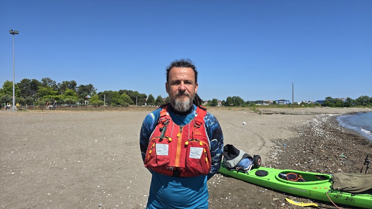 Artvin'den yola çıkarak deniz yoluyla Hatay'a ulaşmayı hedefleyen 52 yaşındaki kano sporcusu Oral...