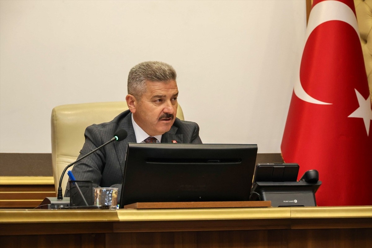 Artvin Valisi Turan Ergün (ortada), Valilik Çoruh Toplantı Salonu'nda düzenlenen Taşkın...