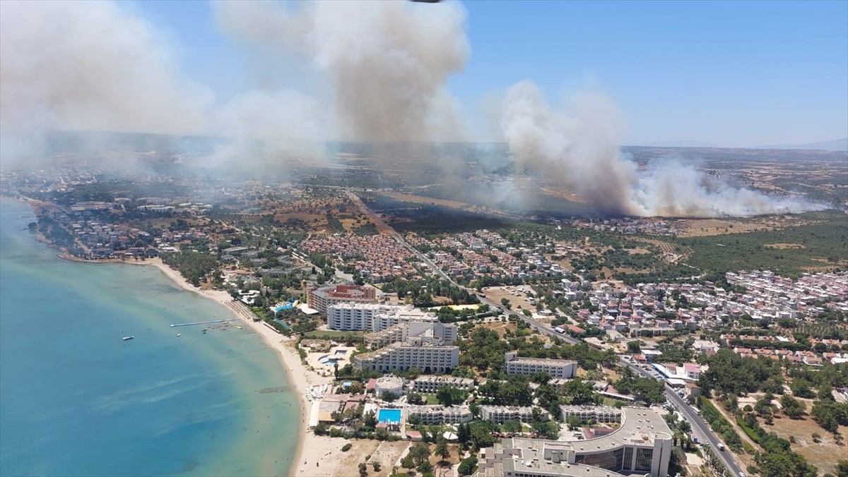 Aydın'ın Didim ilçesinde makilik alanda çıkan yangına havadan ve karadan müdahale ediyor.
