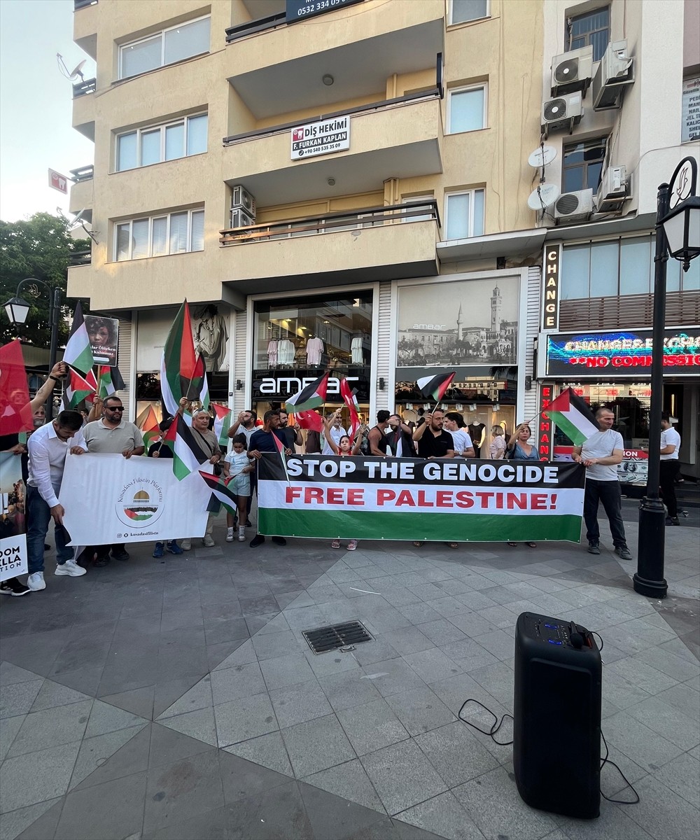 Aydın'ın Kuşadası ilçesinde İsrail'in Gazze'ye yönelik saldırıları protesto edildi.