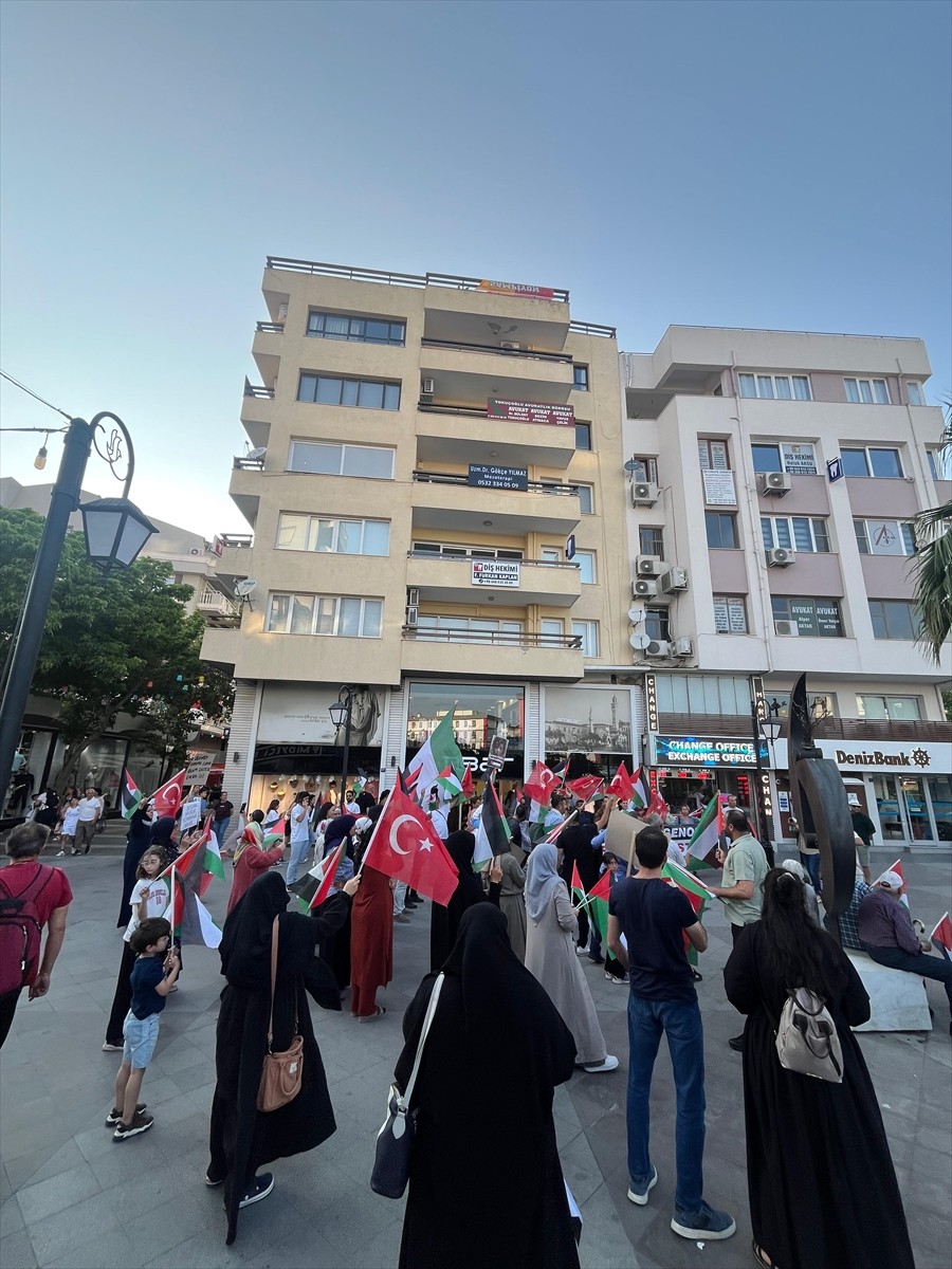 Aydın'ın Kuşadası ilçesinde İsrail'in Gazze'ye yönelik saldırıları protesto edildi.
