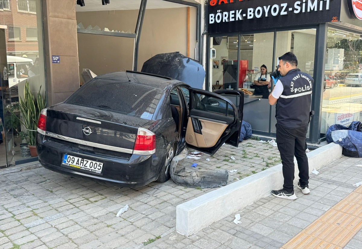 Aydın'ın Söke ilçesinde kaldırımda bekleyen kişiye çarpan otomobil, mobilya mağazasına girdi. Olay...