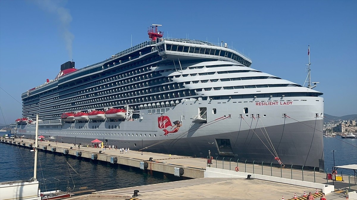 Bahamalar bayraklı "Resilient Lady" kruvaziyeri, 2 bin 572 yolcusuyla Muğla'nın Bodrum ilçesine...